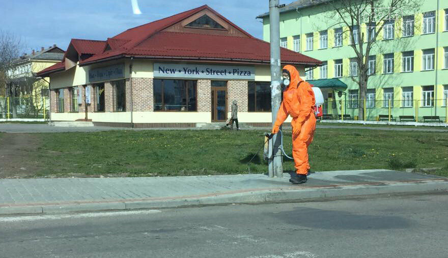 Фото дня. У Дрогобичі дизенфікують вулиці, фото-1 Фото дня. У Дрогобичі дизенфікують вулиці, фото-1