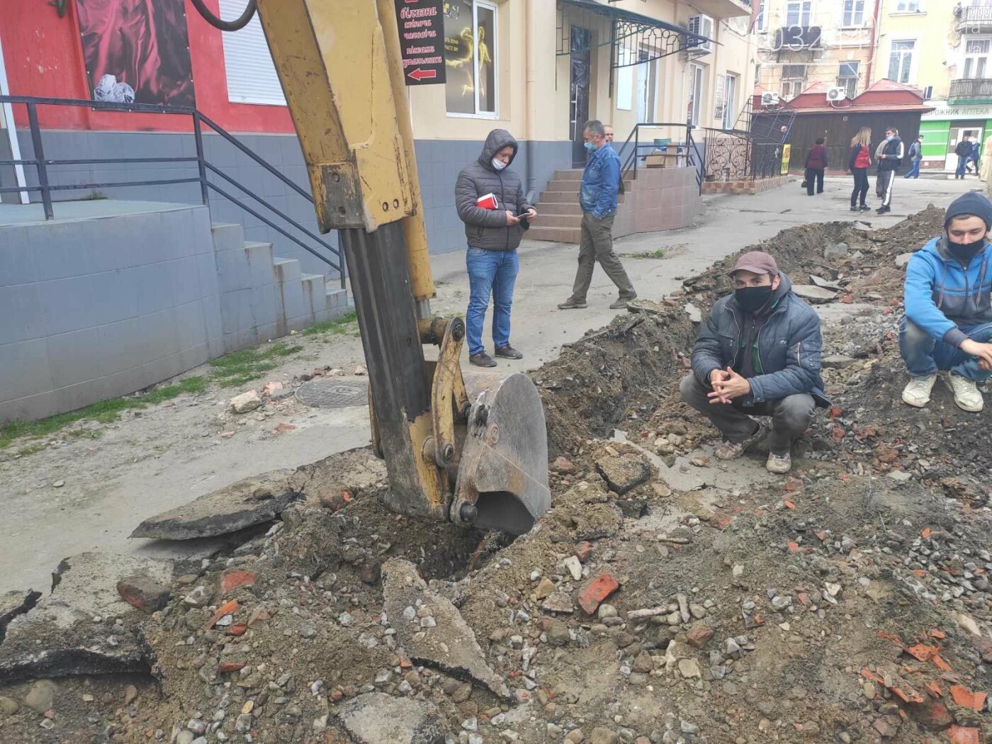 На вулиці Шолом-Алейхема у Дрогобичі комунальники демонтову..., фото-6 На вулиці Шолом-Алейхема у Дрогобичі комунальники демонтовують торгові ятки, фото-6