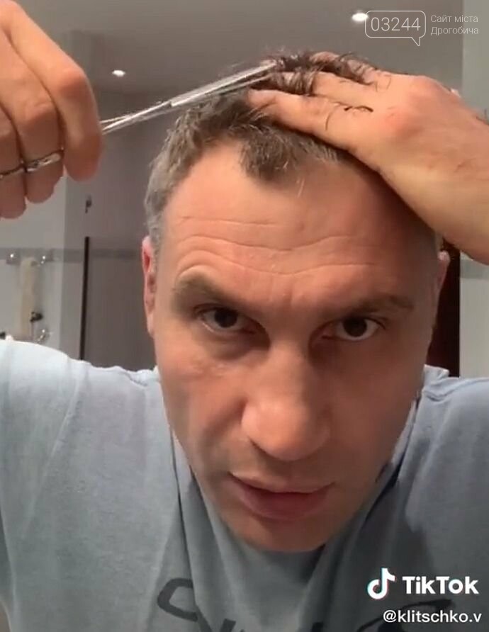 Карантин в дії: Кличко показав, як сам себе стриже, - ВІДЕО, фото-1 Карантин в дії: Кличко показав, як сам себе стриже, - ВІДЕО, фото-1