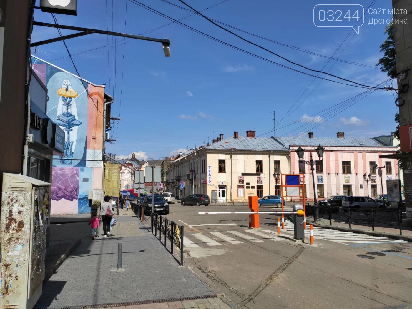 Фотофакт. Комунальники встановили додатковий обмежувач, що..., фото-3 Фотофакт. Комунальники встановили додатковий обмежувач, щоб водії не об'їжджали шлагбаум по тротуарі, фото-3