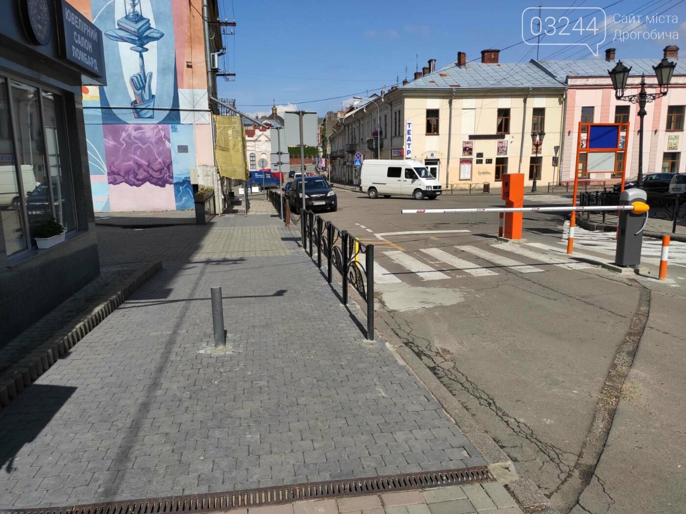Фотофакт. Комунальники встановили додатковий обмежувач, що..., фото-2 Фотофакт. Комунальники встановили додатковий обмежувач, щоб водії не об'їжджали шлагбаум по тротуарі, фото-2