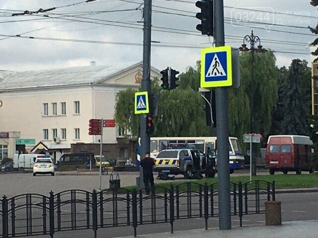 У Луцьку терорист захопив автобус із 20 заручниками, лунали..., фото-2 У Луцьку терорист захопив автобус із 20 заручниками, лунали постріли! Центр подій оточила поліція, фото-2