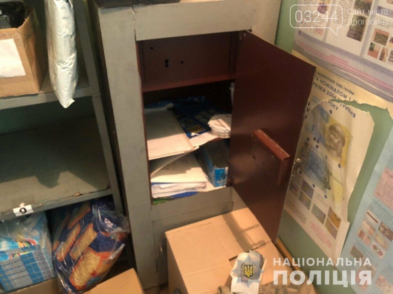 Невідомий озброївся палицею і пограбував відділення «Укрпош..., фото-1 Невідомий озброївся палицею і пограбував відділення «Укрпошти», - ФОТО, фото-1
