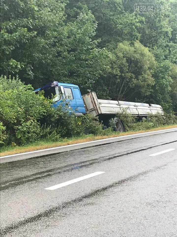 Поблизу Верхніх Гаїв перекрили трасу – там з вантажівки вип..., фото-3 Поблизу Верхніх Гаїв перекрили трасу – там з вантажівки випали балони з технічним киснем , фото-3