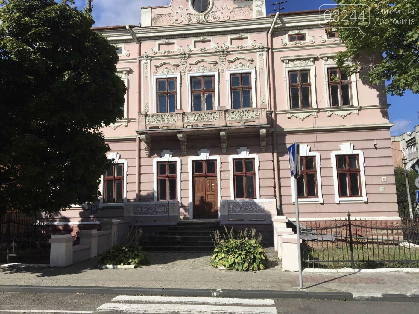 Студенка із Києва мріє відреставрувати старовинні двері веч..., фото-2 Студенка із Києва мріє відреставрувати старовинні двері вечірньої дрогобицької школи: продає листівки і збирає так кошти, фото-2