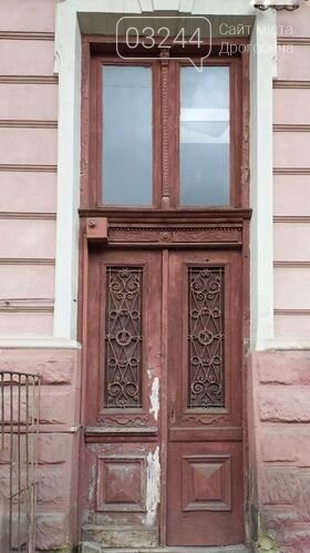 Студенка із Києва мріє відреставрувати старовинні двері веч..., фото-5 Студенка із Києва мріє відреставрувати старовинні двері вечірньої дрогобицької школи: продає листівки і збирає так кошти, фото-5