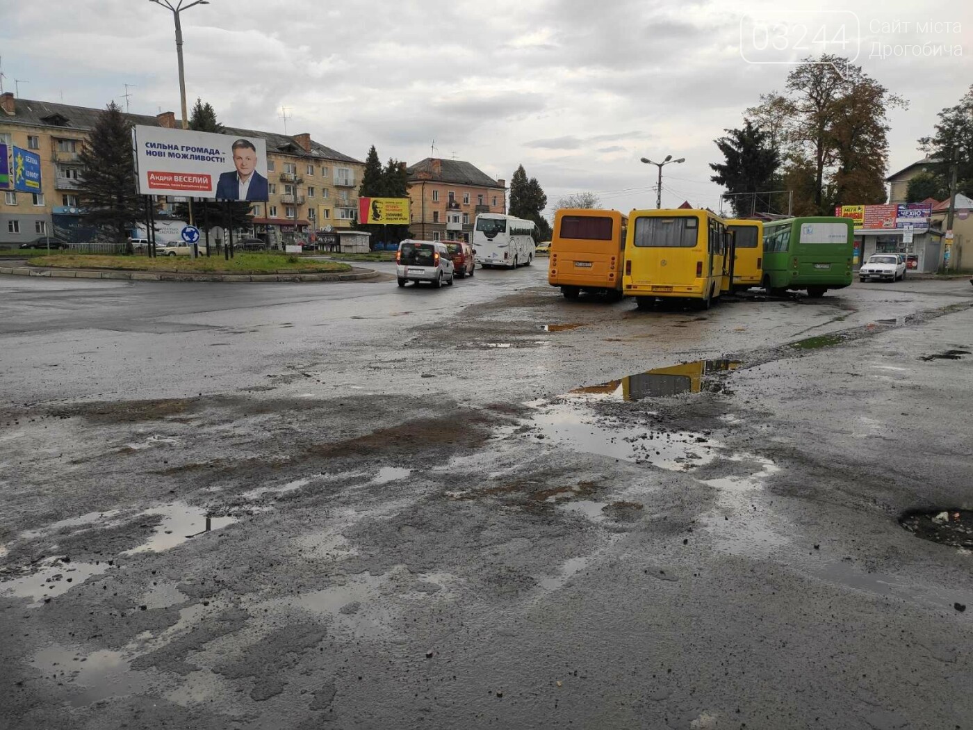 На площі Злуки ремонтують дорожнє покриття, фото-1 На площі Злуки ремонтують дорожнє покриття, фото-1