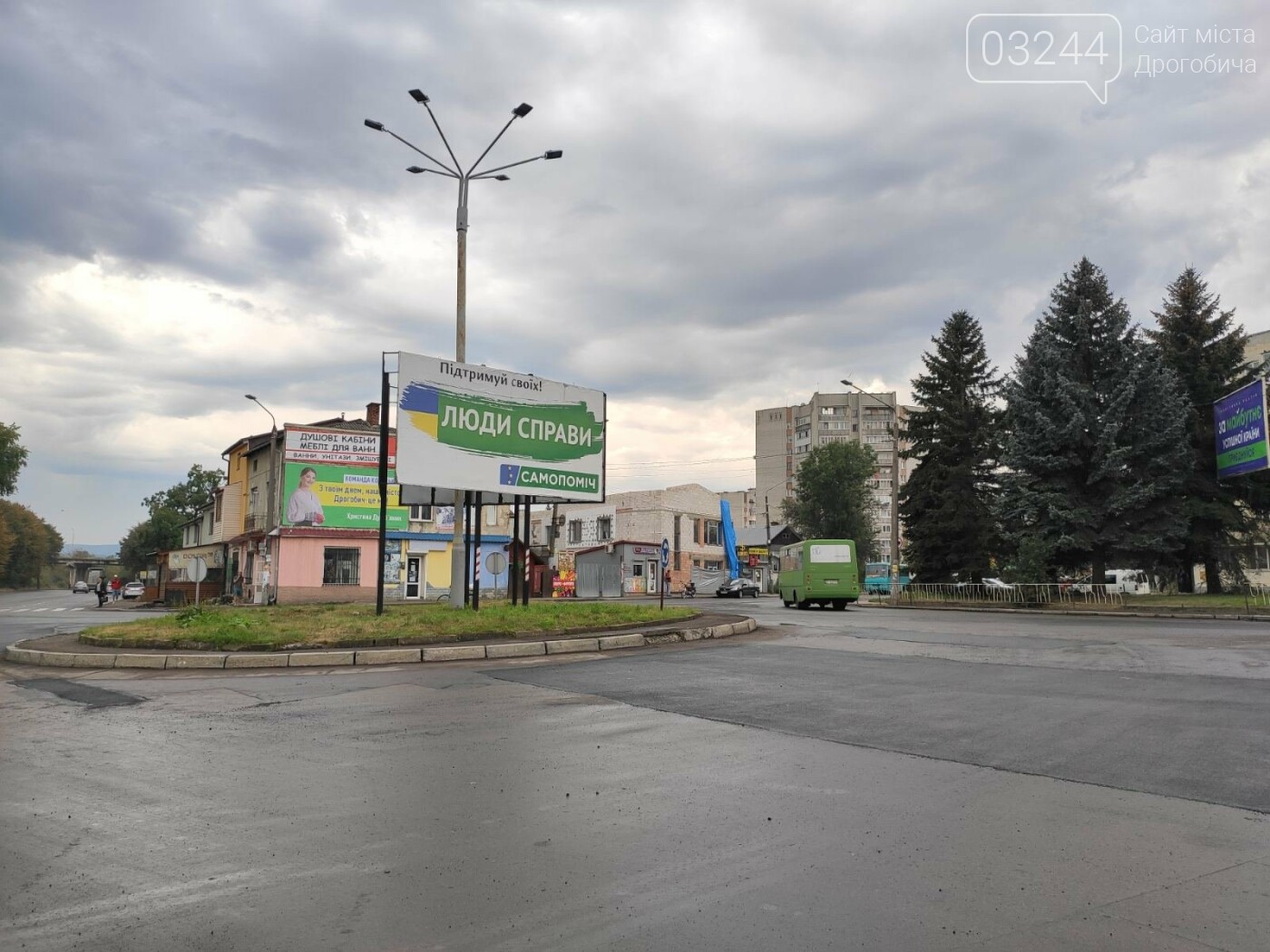 На площі Злуки ремонтують дорожнє покриття, фото-5 На площі Злуки ремонтують дорожнє покриття, фото-5