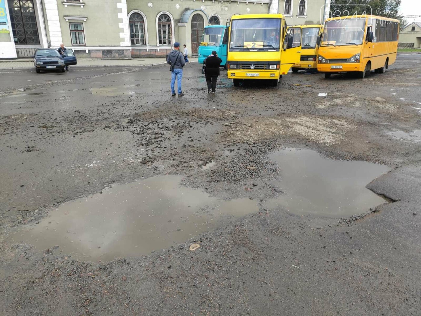 На площі Злуки ремонтують дорожнє покриття, фото-2 На площі Злуки ремонтують дорожнє покриття, фото-2