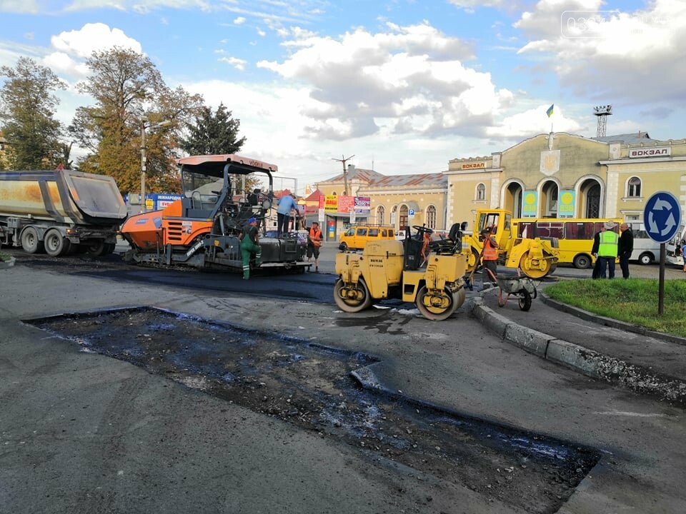 На площі Злуки ремонтують дорожнє покриття, фото-3 На площі Злуки ремонтують дорожнє покриття, фото-3