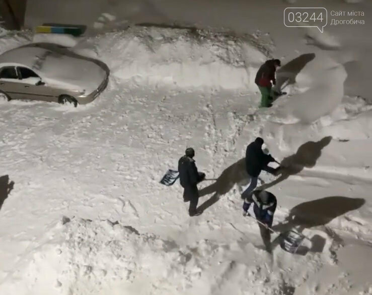 Притрусило: негода перетворила автівки, які не виїжджали кі..., фото-2 Притрусило: негода перетворила автівки, які не виїжджали кілька днів, на снігові кургани, - ФОТОРЕПОРТАЖ, фото-2