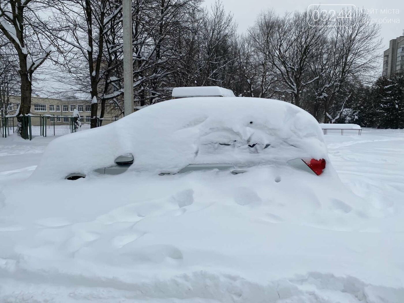 Притрусило: негода перетворила автівки, які не виїжджали кі..., фото-4 Притрусило: негода перетворила автівки, які не виїжджали кілька днів, на снігові кургани, - ФОТОРЕПОРТАЖ, фото-4