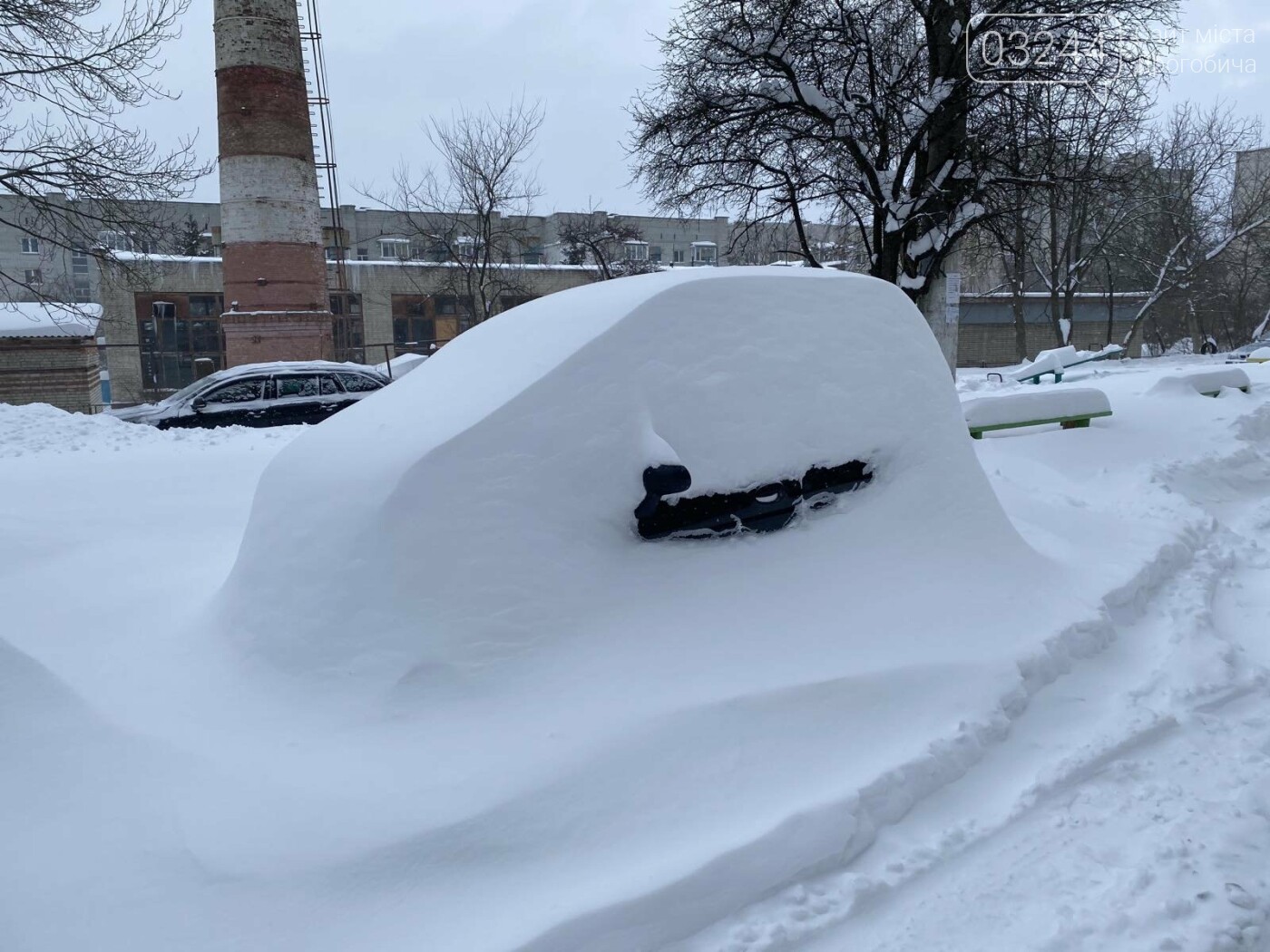 Притрусило: негода перетворила автівки, які не виїжджали кі..., фото-3 Притрусило: негода перетворила автівки, які не виїжджали кілька днів, на снігові кургани, - ФОТОРЕПОРТАЖ, фото-3