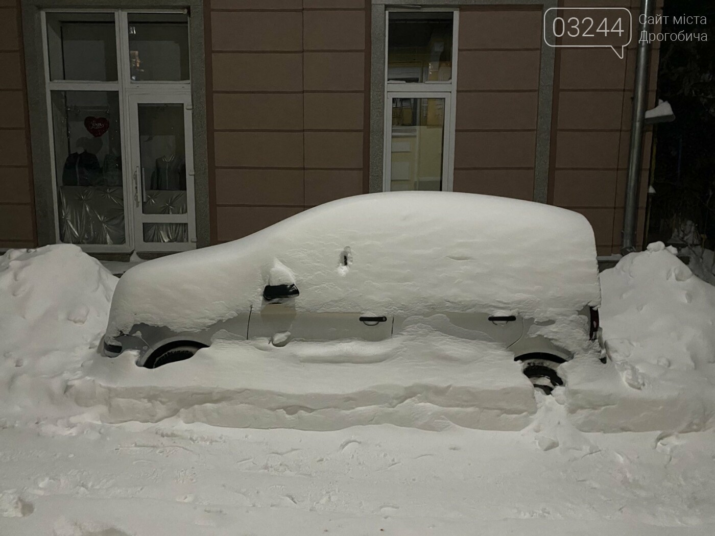 Притрусило: негода перетворила автівки, які не виїжджали к..., фото-12 Притрусило: негода перетворила автівки, які не виїжджали кілька днів, на снігові кургани, - ФОТОРЕПОРТАЖ, фото-12