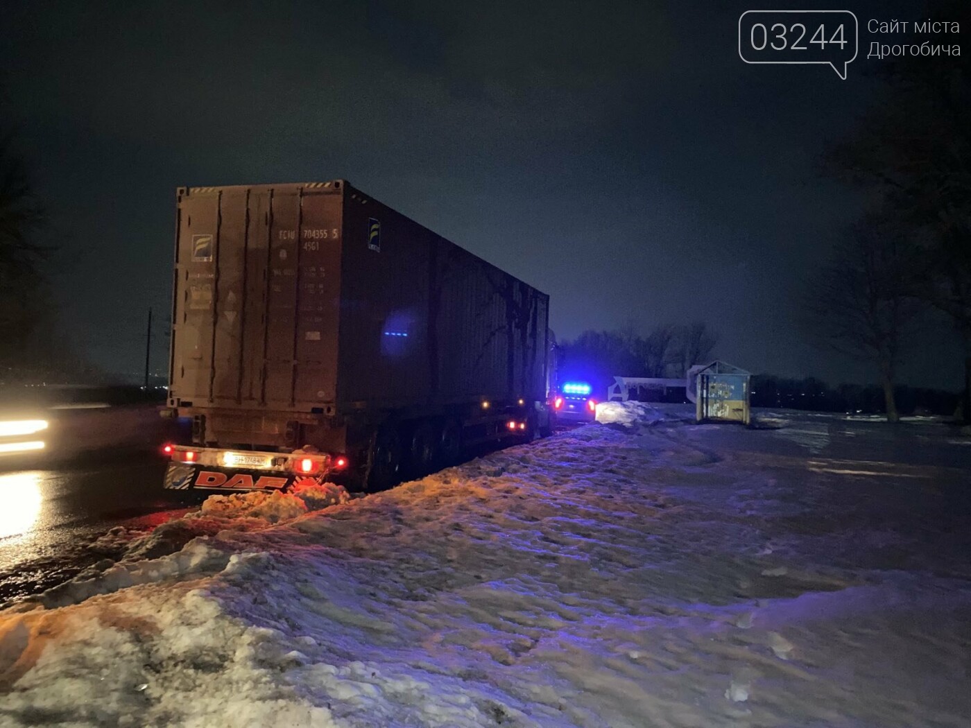 При в'їзді у Дрогобич ледь не перевернулась фура, фото-3 При в'їзді у Дрогобич ледь не перевернулась фура, фото-3