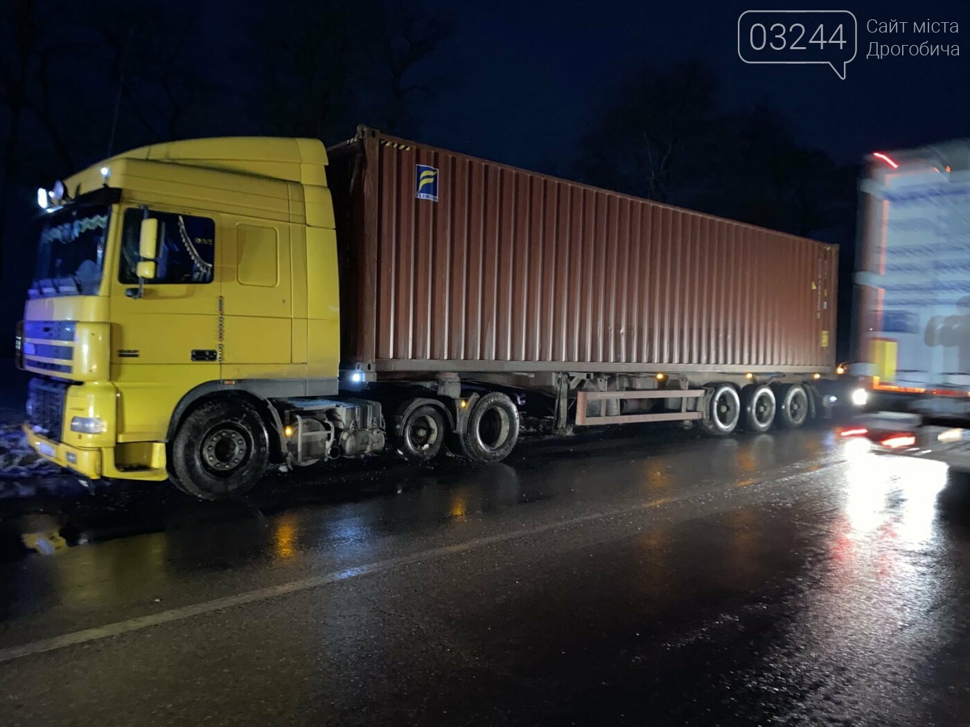 При в'їзді у Дрогобич ледь не перевернулась фура, фото-2 При в'їзді у Дрогобич ледь не перевернулась фура, фото-2