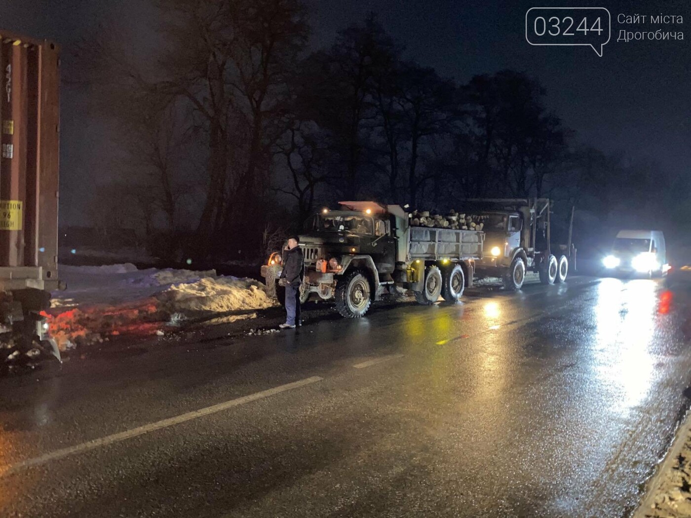 При в'їзді у Дрогобич ледь не перевернулась фура, фото-6 При в'їзді у Дрогобич ледь не перевернулась фура, фото-6