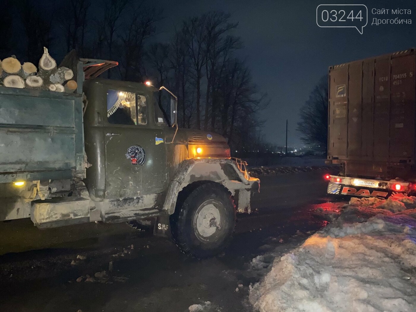 При в'їзді у Дрогобич ледь не перевернулась фура, фото-4 При в'їзді у Дрогобич ледь не перевернулась фура, фото-4