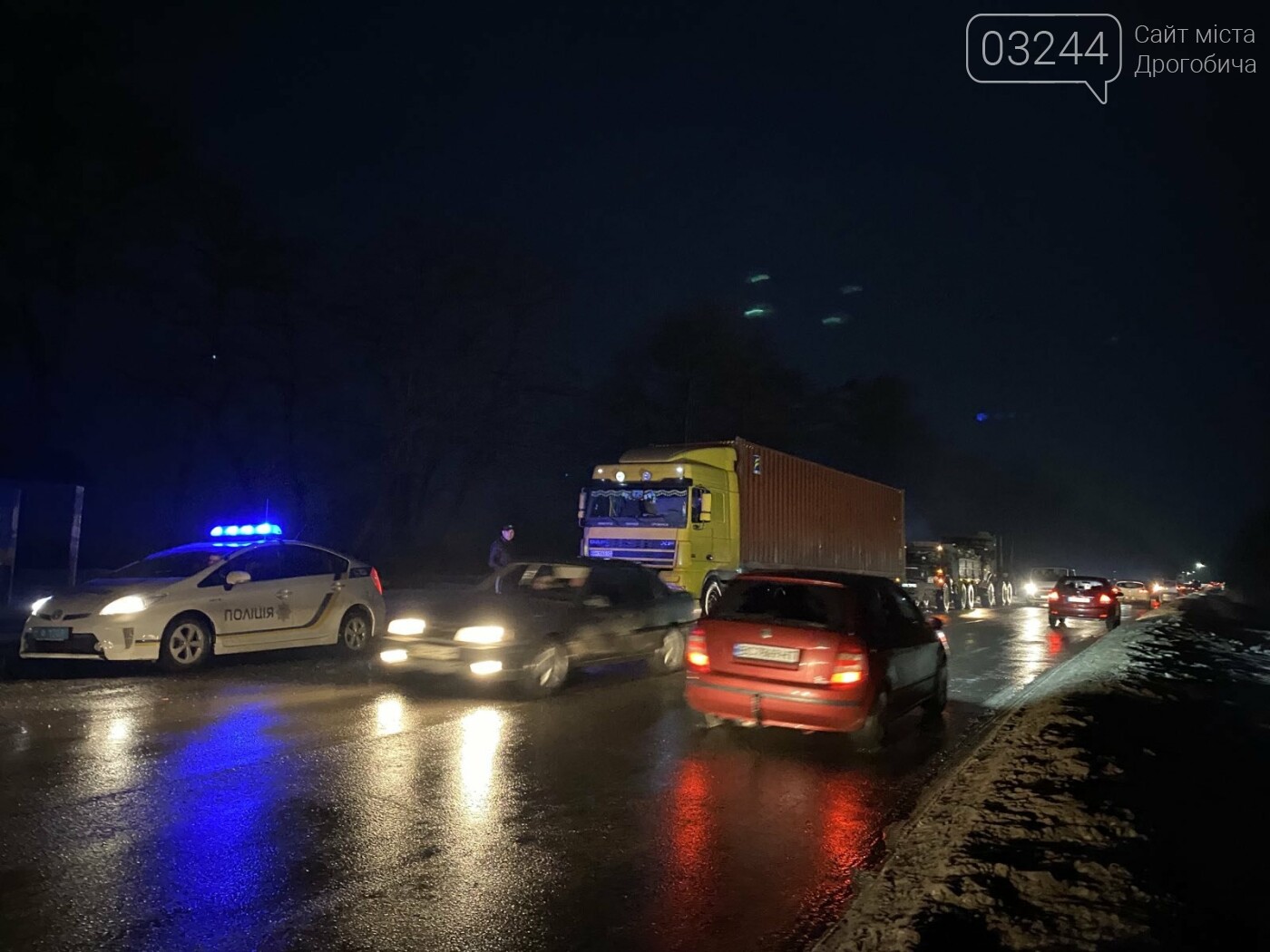 При в'їзді у Дрогобич ледь не перевернулась фура, фото-1 При в'їзді у Дрогобич ледь не перевернулась фура, фото-1