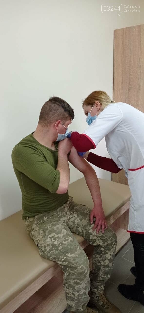 Дрогобицькі військовослужбовці проходять вакцинацію, фото-1 Дрогобицькі військовослужбовці проходять вакцинацію, фото-1