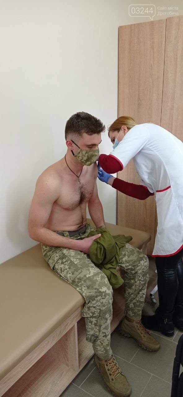Дрогобицькі військовослужбовці проходять вакцинацію, фото-2 Дрогобицькі військовослужбовці проходять вакцинацію, фото-2