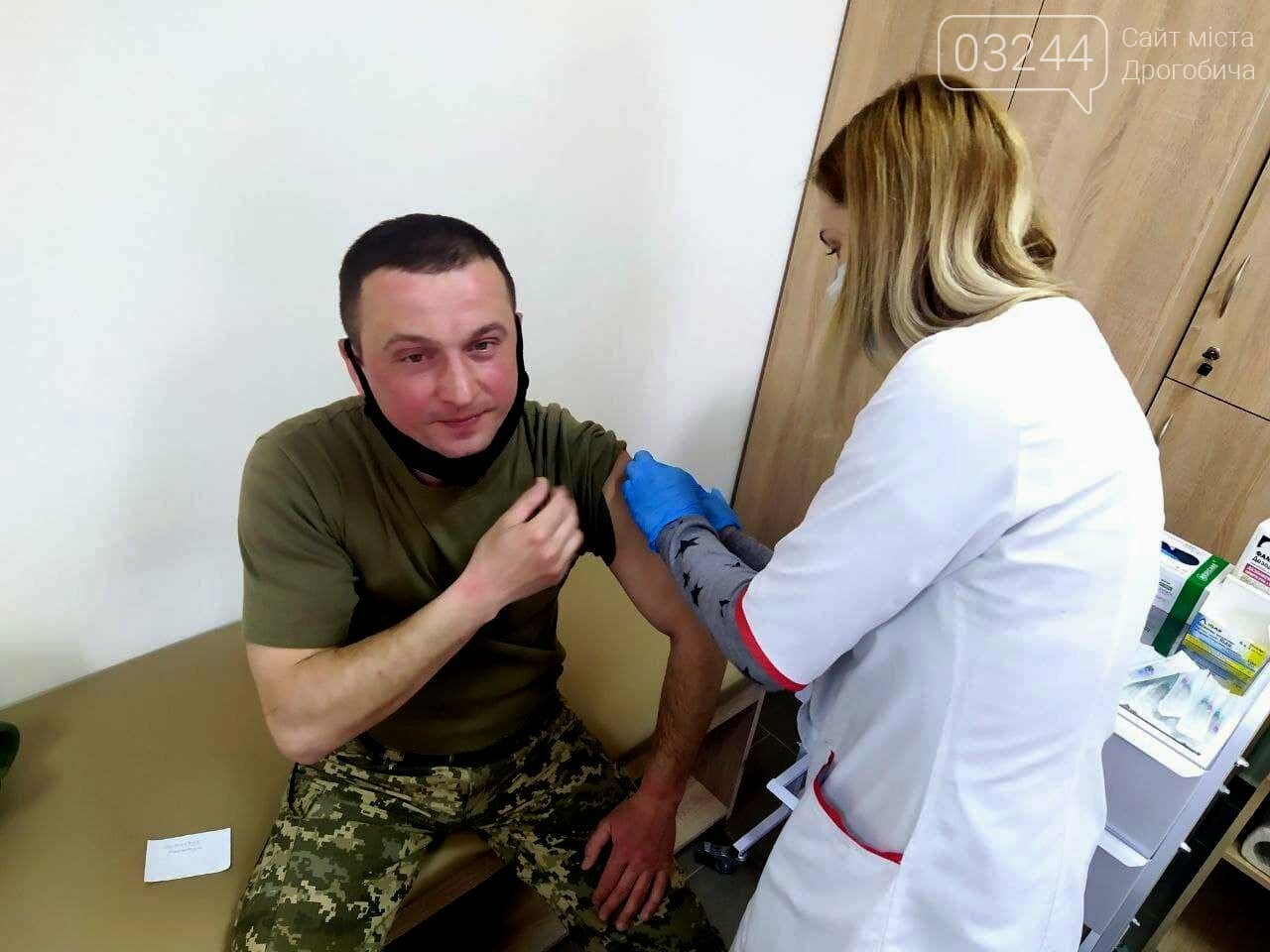 Дрогобицькі військовослужбовці проходять вакцинацію, фото-3 Дрогобицькі військовослужбовці проходять вакцинацію, фото-3