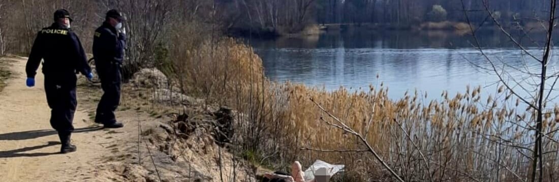 У Чехії до нудистів викликали поліцію - не одягнули маски У Чехії до нудистів викликали поліцію - не одягнули маски