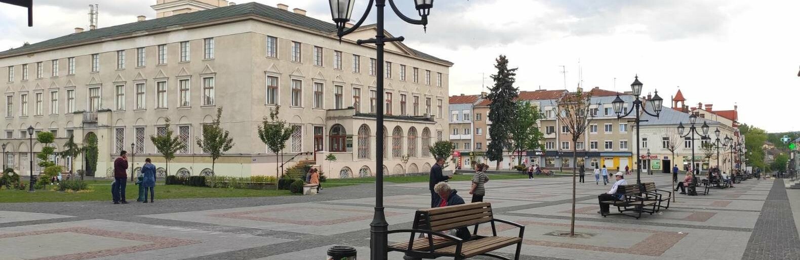 У Дрогобичі, на Площі ринок, замінили дерева, які не прижилися У Дрогобичі, на Площі ринок, замінили дерева, які не прижилися