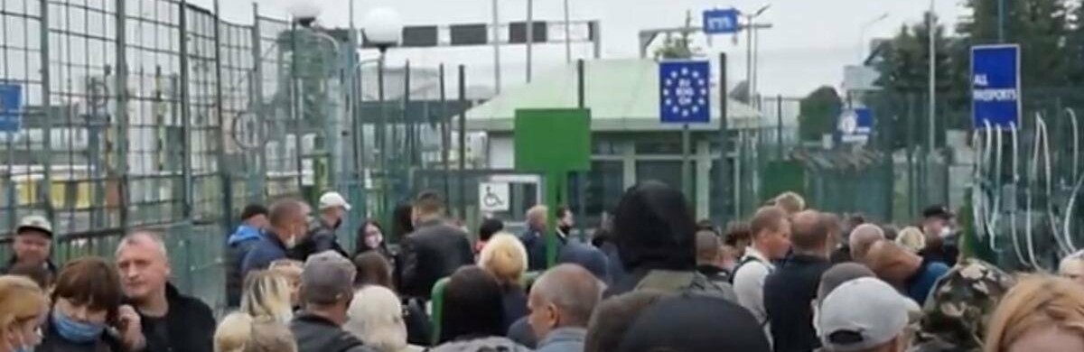 Уряд звільнив від самоізоляції українців після повернення з Польщі Уряд звільнив від самоізоляції українців після повернення з Польщі