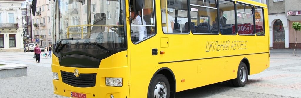 Школярі Дрогобича та Стебника з новим автобусом Школярі Дрогобича та Стебника з новим автобусом