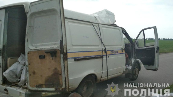 Пограбування на 2,5 млн грн.! На Полтавщині грабіжники підірвали а... Пограбування на 2,5 млн грн.! На Полтавщині грабіжники підірвали автомобіль «Укрпошти» і вкрали гроші