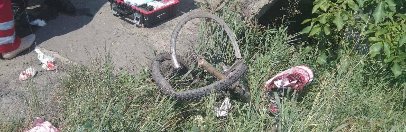 На Львівщині автомобіль збив пішохода та з’їхав у річку: водієві ст... На Львівщині автомобіль збив пішохода та з’їхав у річку: водієві стало зле за кермом, - ФОТО