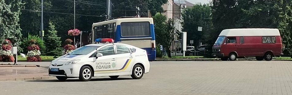 У Луцьку терорист захопив автобус із 20 заручниками, лунали постріл... У Луцьку терорист захопив автобус із 20 заручниками, лунали постріли! Центр подій оточила поліція