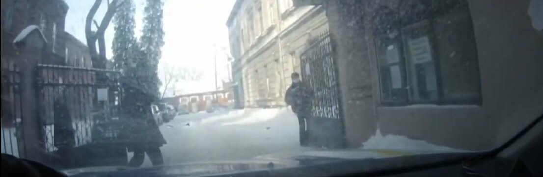 На Львівщини патрульні допомогли вагітній жінці доїхати через замет... На Львівщини патрульні допомогли вагітній жінці доїхати через замети до пологового, - ВІДЕО