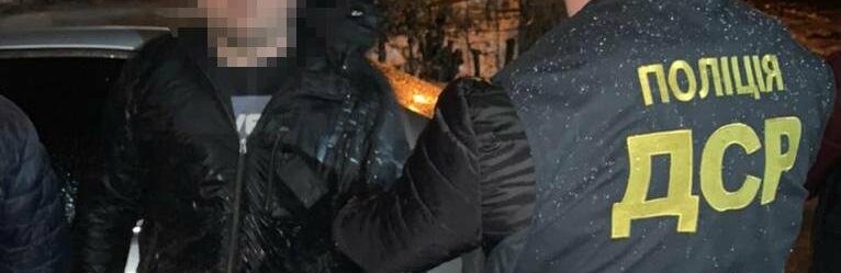 Банда рекетирів під виглядом поліцейських викрадала людей і вимагал... Банда рекетирів під виглядом поліцейських викрадала людей і вимагала викуп