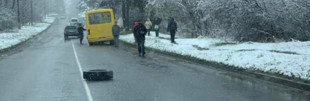 Залишився без колеса: під час руху автобуса «Дрогобич-Трускавець» в... Залишився без колеса: під час руху автобуса «Дрогобич-Трускавець» в транспорті відлетіло колесо
